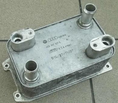 4E0317021E Các bộ phận động cơ Máy làm mát dầu bánh xe